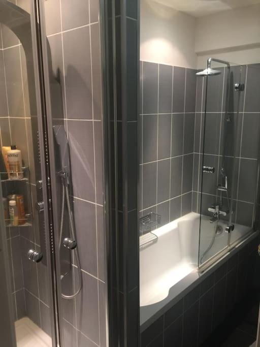Private Bedroom 2 Near Eiffel Tower, Saint Germain Paris Ngoại thất bức ảnh